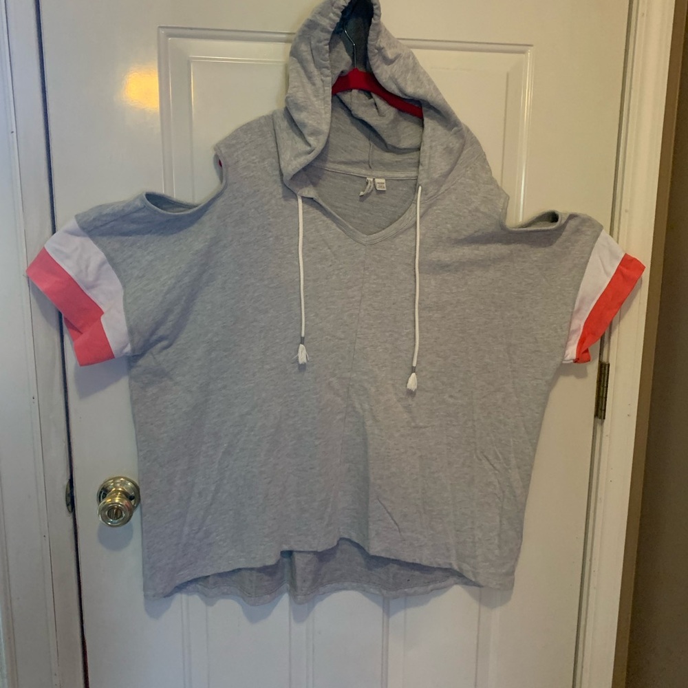 Women’s size 26/28W cold shoulder top with hood